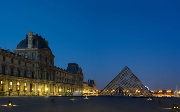 Iew du célèbre Musée du Louvre avec la Pyramide du Louvre le soir — Photo