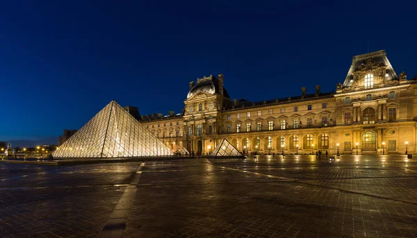 Iew slavné muzeum Louvre s pyramida v Louvru na večer — Stock fotografie