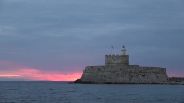 Agios Nikolaos Kalesi Rodos Yunanistan batımında Mandraki Limanı