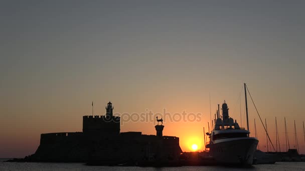 Fortezza Agios Nikolaos Sul Porto Mandraki Rodi Grecia Tramonto — Video Stock