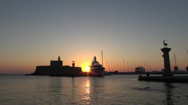 Mandraki 港的罗德斯岛堡垒希腊日落 — 图库视频影像