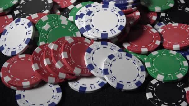 トランプと緑のカジノ テーブルでチップ ポーカー プレーヤーのクローズ アップ — ストック動画