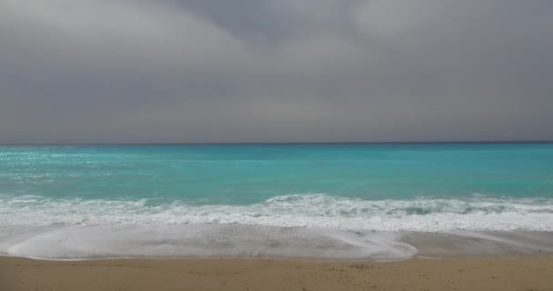 嵐の日にレフカダ島ギリシャで有名なカシスマ ビーチ — ストック動画