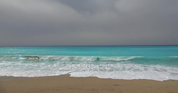 Φημισμένη Παραλία Κάθισμα Στο Νησί Της Λευκάδας Μια Θυελλώδη Ημέρα — Αρχείο Βίντεο