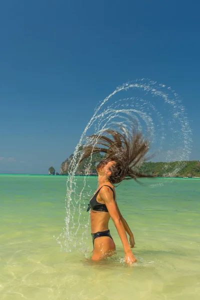 Žena na pláži v Thajsku ostrov Koh Poda — Stock fotografie