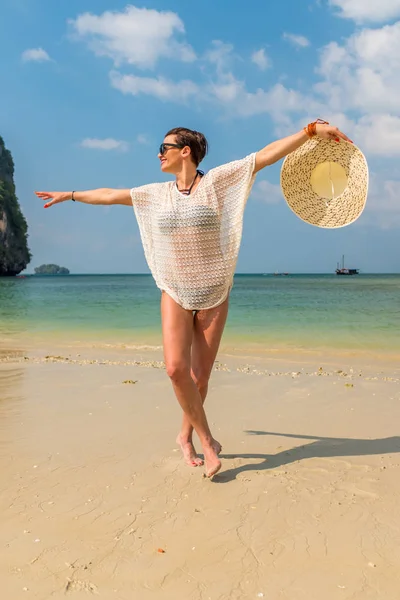 Vrouw aan het strand in Koh Poda island Thailand — Stockfoto