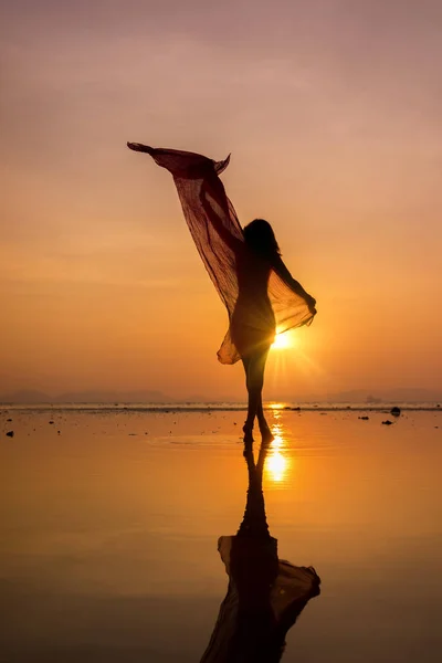 Красивая женщина девушка на пляже с платком Парео . — стоковое фото