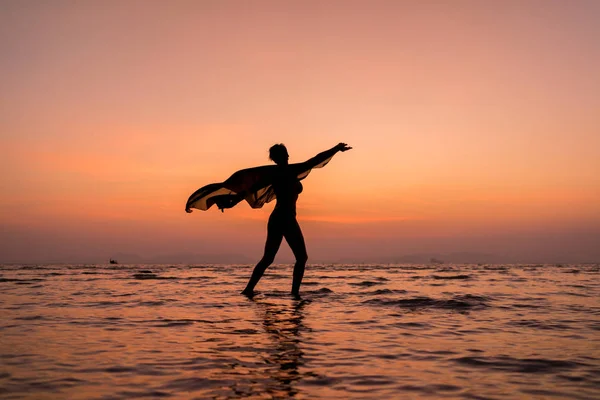 パレオ ショールとビーチで美しい女性の女の子. — ストック写真