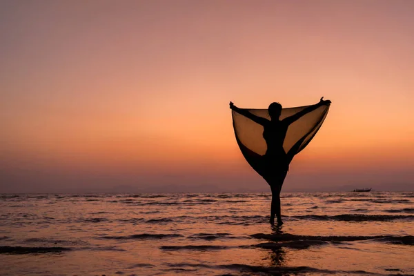 Mooie vrouw meisje op strand met pareo sjaal. — Stockfoto