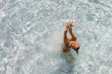 genç kadın havuzda dinlendirici 