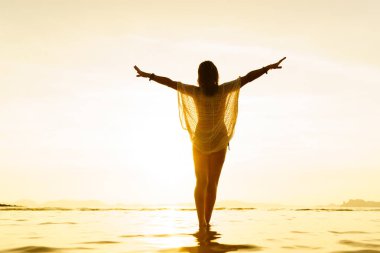 Tayland beach güneşler adlı güzel bir kadın silüeti