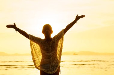 Tayland beach güneşler adlı güzel bir kadın silüeti