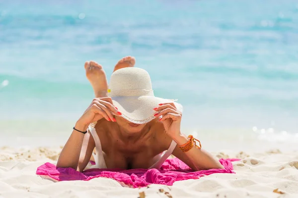 Hermosa mujer en sombrero de paja en la playa —  Fotos de Stock