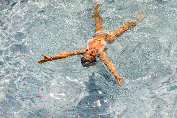 Giovane donna rilassante in piscina — Foto Stock