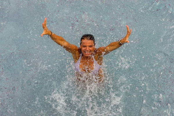 Mujer joven relajándose en la piscina — Foto de Stock