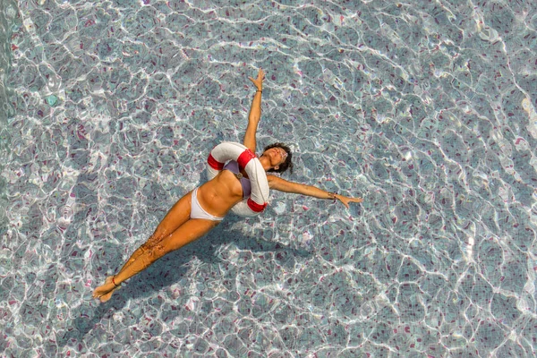 Sexy Frau im Schwimmbad — Stockfoto