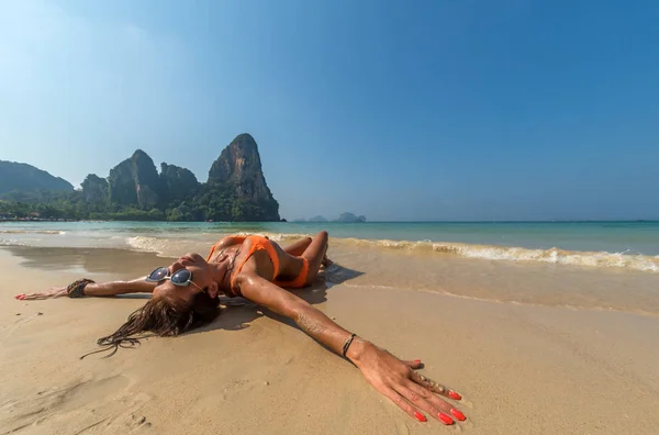 Γυναίκα που ξεκουράζεται στην τροπική Ταϊλάνδη Railay παραλία — Φωτογραφία Αρχείου