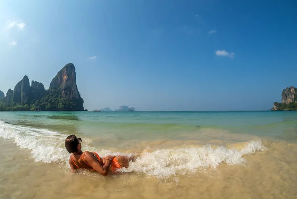 Kvinna vilar vid den tropiska Thailand Railay stranden — Stockfoto