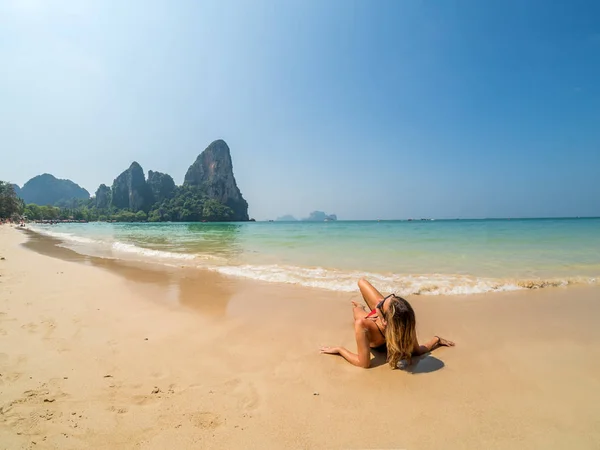 Kvinna vilar vid den tropiska Thailand Railay stranden — Stockfoto