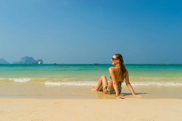 Kvinna som vilar på den tropiska Thailand Railay beach i Thailand — Stockfoto