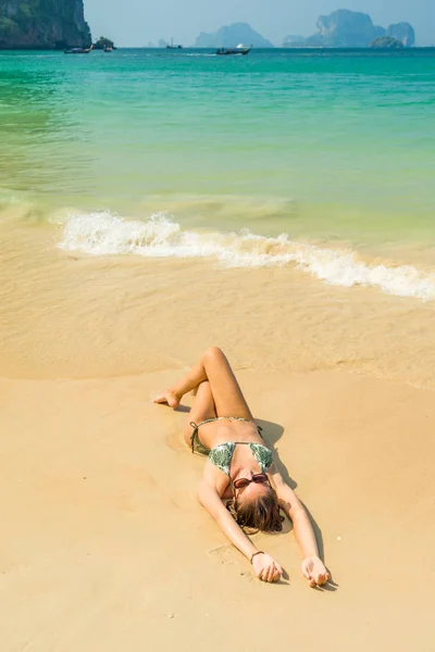 Mulher descansando na tropical Tailândia Railay praia na Tailândia — Fotografia de Stock