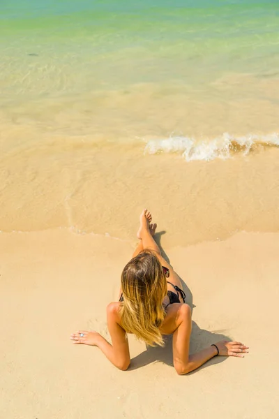 Donna che riposa alla spiaggia tropicale della Thailandia Railay — Foto Stock