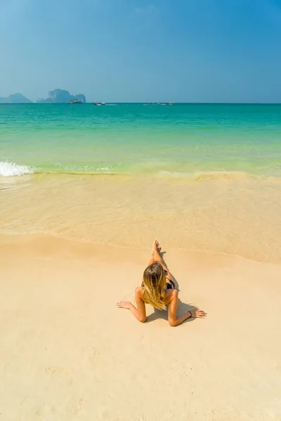 Vrouw rustend aan het tropische Thailand Railay strand — Stockfoto