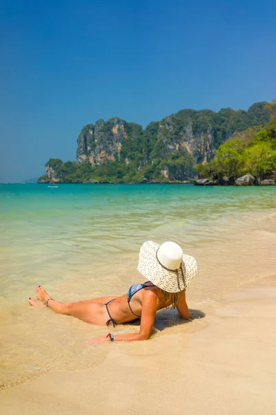 Kobieta, odpoczynek na tropikalnej plaży Tajlandia Railay w Tajlandii — Zdjęcie stockowe