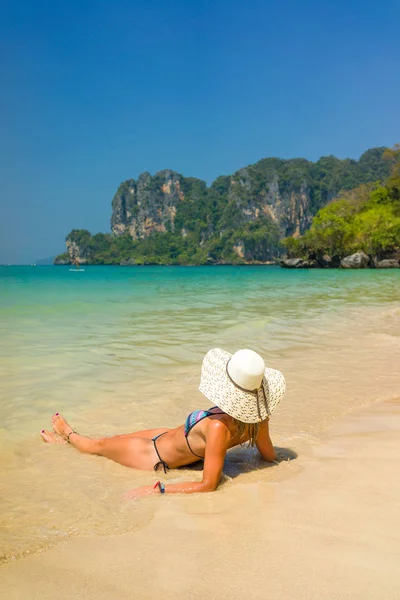 Frau rastet am tropischen thailändischen Eisenbahnstrand in Thailand aus — Stockfoto