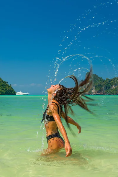 Frau entspannt sich am Strand in koh phi phi don in Thailand — Stockfoto
