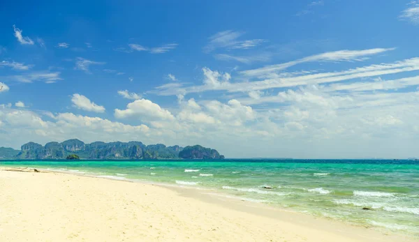 Пляж Пода остров белый песок и бирюзовое море — стоковое фото