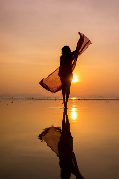 Silhuetten av en vacker kvinna på stranden i Thailand vid Solar — Stockfoto