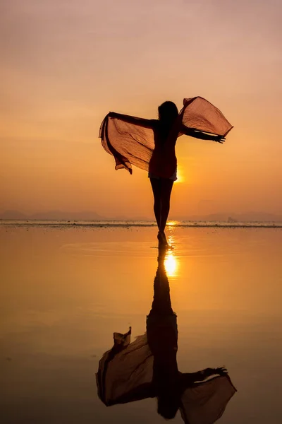 Silhouet van een mooie vrouw aan het strand in Thailand op zonnen — Stockfoto