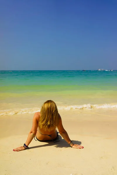 열 대의 타이 레일 이 해변에서 쉬고 있는 여자 — 스톡 사진
