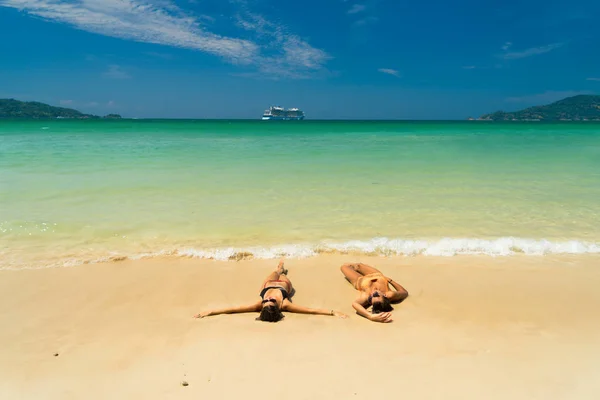 Two women resting at the  tropical Thailand Patong  beach — Stock Photo, Image