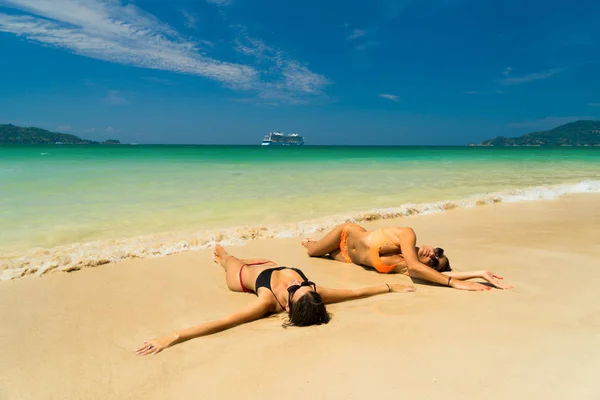 Due donne che riposano alla spiaggia tropicale di Patong in Thailandia — Foto Stock