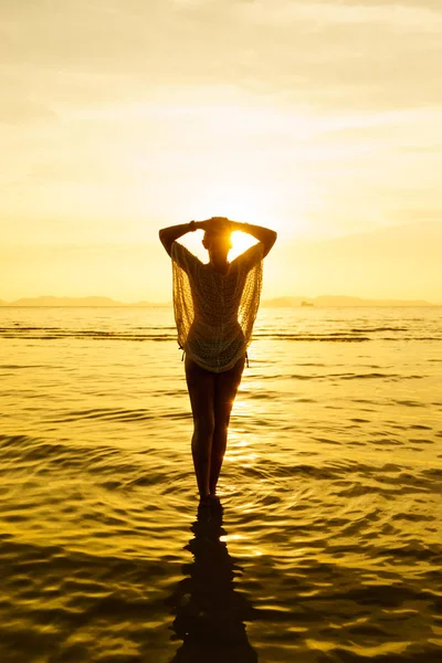 Silhouette d'une belle femme à la plage en Thaïlande aux soleils — Photo