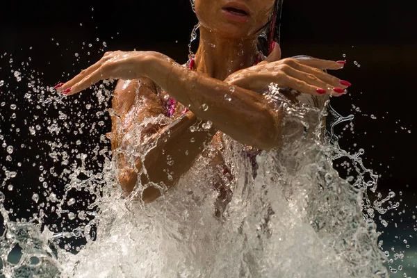 Junge schöne Frau macht Wasser planschen am Pool — Stockfoto