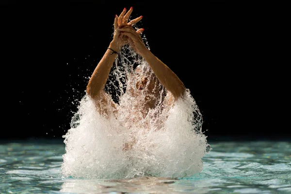 Jeune belle femme faisant éclabousser l'eau à la piscine — Photo