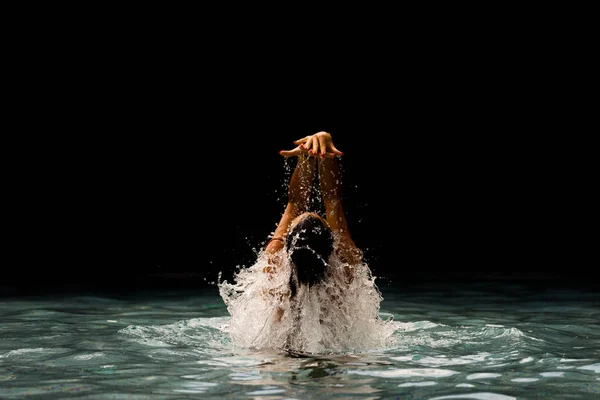 Jeune belle femme faisant éclabousser l'eau à la piscine — Photo