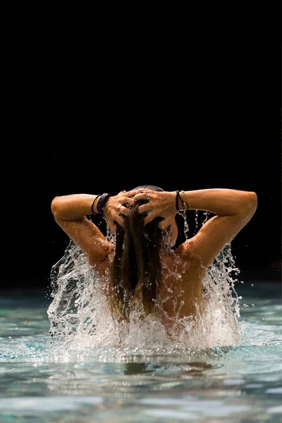 Młoda kobieta piękne co plusk wody w basenie — Zdjęcie stockowe