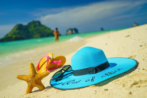 Fuera de la oficina Sombrero de paja estrella de mar y sandalias enPoda isla b —  Fotos de Stock