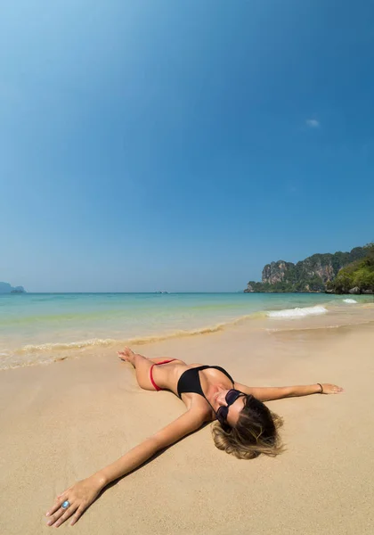 Kadın tropik Tayland Railay plajında dinleniyor. — Stok fotoğraf