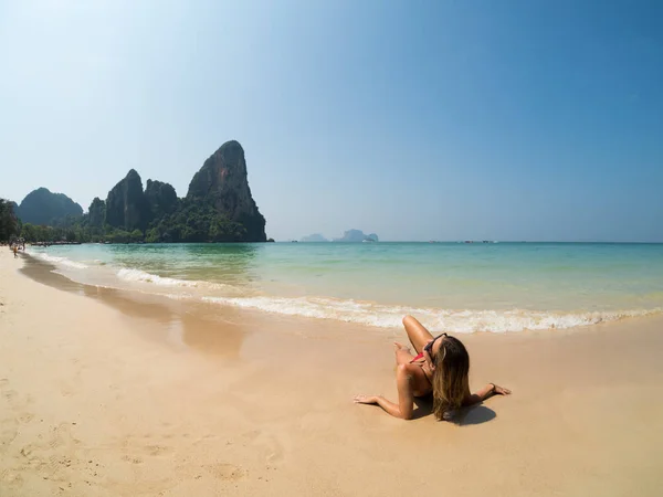 Kvinna vilar vid den tropiska Thailand Railay stranden — Stockfoto