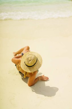 Tayland Beach hasır şapkalı kadın