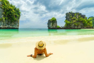Genç kadın, Hong Island Krabi Thail topikal sahilde rahatlatıcı