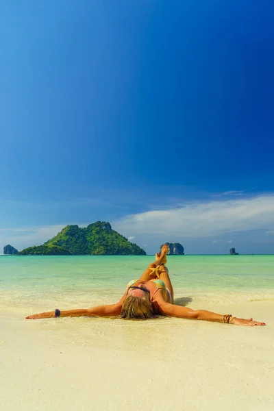 Frau Strand Der Insel Koh Poda — Stockfoto