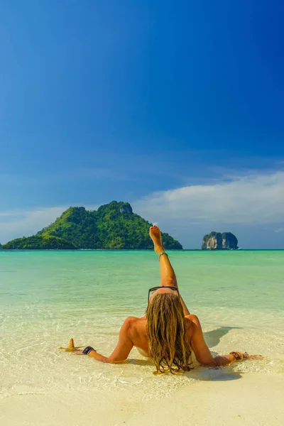 Mulher Praia Ilha Koh Poda — Fotografia de Stock