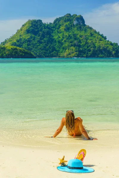 Woman at the beach in Koh Poda island Thailand with out of offic — Stock Photo, Image