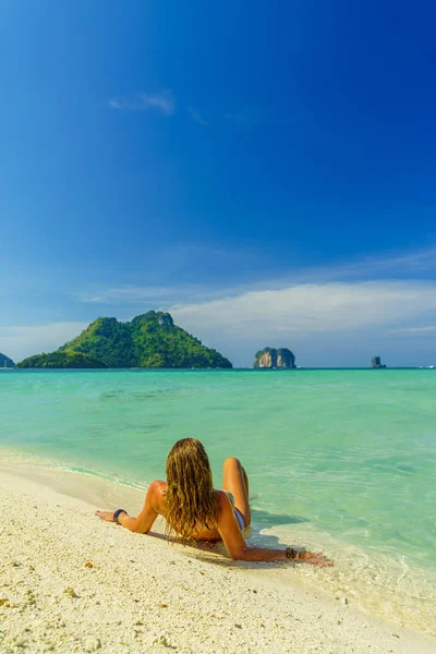 Frau am Strand in Koh Poda Island, Thailand — Stockfoto